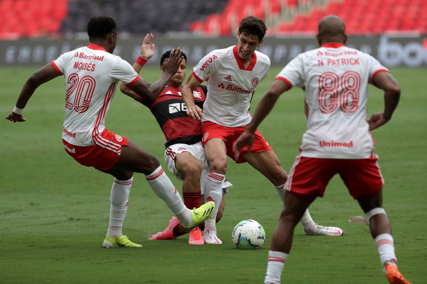 Internacional tropieza y final de Liga brasileña se aplaza a última jornada