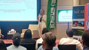 La Dra. Sandra Rossi exponiendo sus conocimientos en colaboración con Academia Costa del Este.&nbsp;