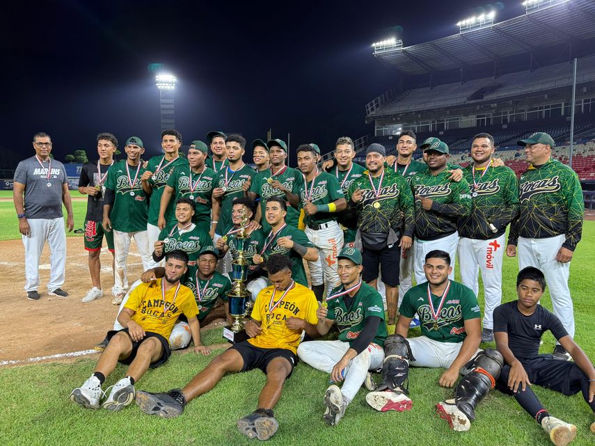 Jugadores y técnicos del equipo de Bocas del Toro posan con las medallas y el trofeo de campeones en el Torneo Sub-23. Foto: Cortesía/Rosseth López