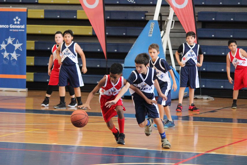 Inicia la acción en la Liga de Baloncesto Kiwanis