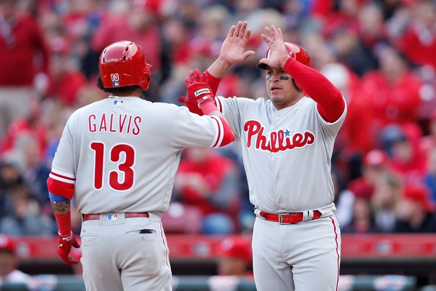 Carlos Ruiz pega su primer cuadrangular de la temporada