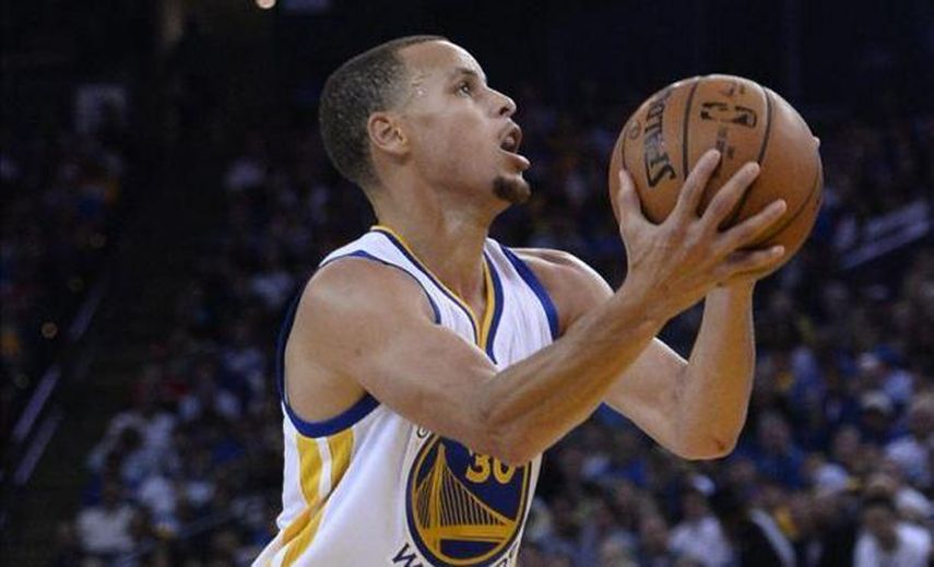 87-98. Curry marca la diferencia en duelo de invictos, que ganan los Warriors