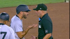 Momento en el que el pelotero panameño José Caballero increpa al árbitro de segunda base, Roberto Ortiz tras ser expulsado en el juego de Yankees, que dirige Aaron Boone ante Rays. Foto: Cortesía/MLB.com