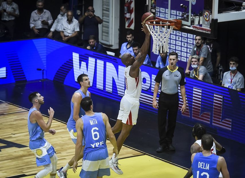 Ernesto ‘Mauro’ Oglivie lideró la ofensiva panameña con un doble-doble de 17 puntos y 10 rebotes en la derrota de Panamá ante Argentina 65 a 58.