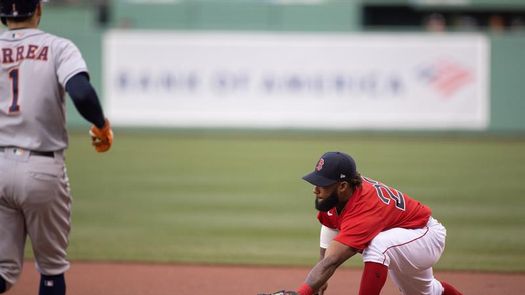 15-1. Bateo explosivo de dominicanos Santana y Devers apoyan labor de Eovaldi