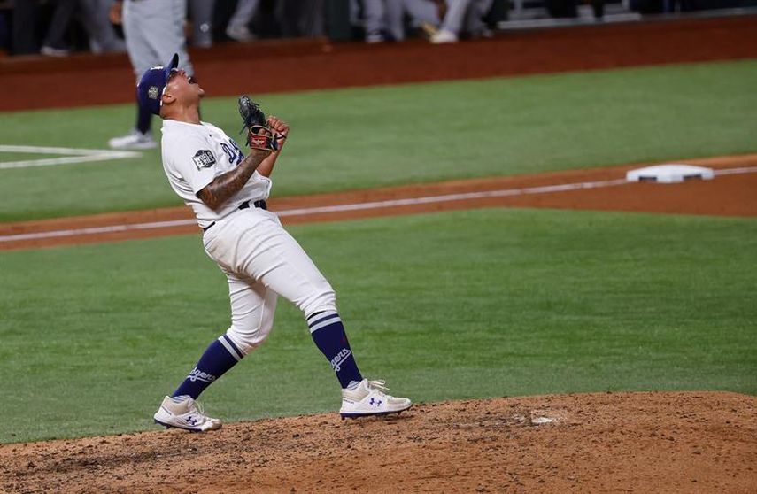 10-5. El mexicano Julio Urías vence a los Nacionales y llega a 10 victorias