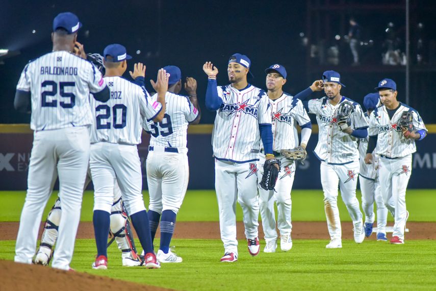 Los jugadores de la Selección Mayor de Béisbol de Panamá se saludan tras la victoria que alcanzaron sobre Puerto Rico en el cierre del Grupo A del Torneo Premier 12. Foto: Cortesía/WBSC