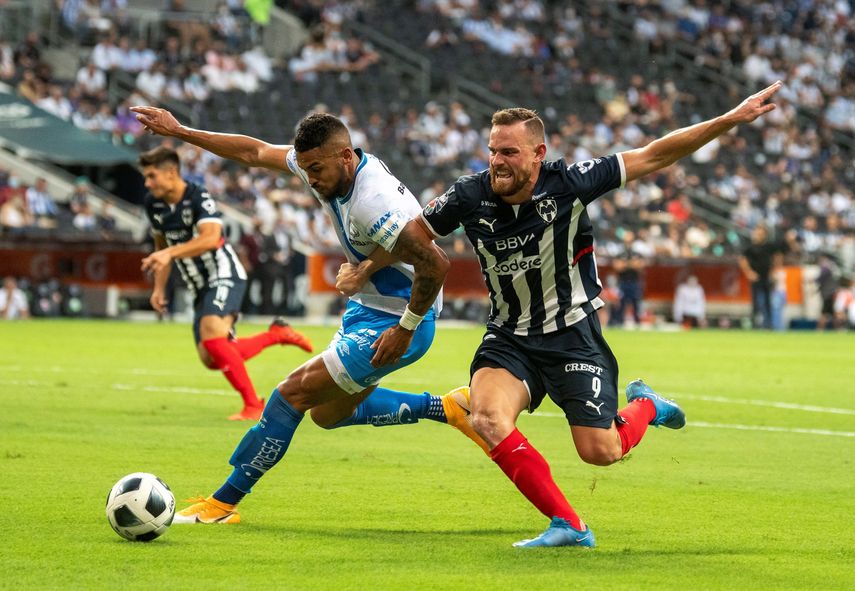 El uruguayo Christian Tabó anota para el empate de Puebla ante Monterrey