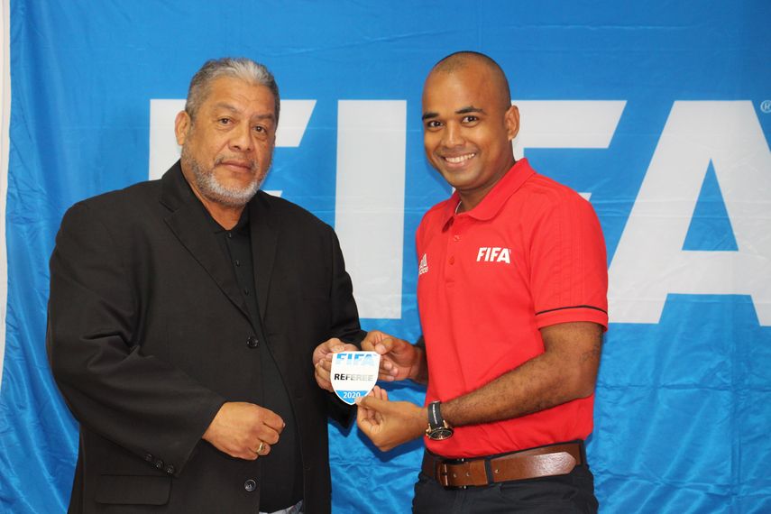 Árbitros de Panamá reciben gafete FIFA 2020