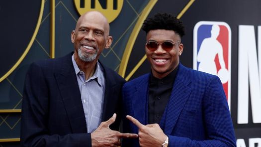 Antetokounmpo gana el premio MVP, el tercero más joven en la historia de la NBA