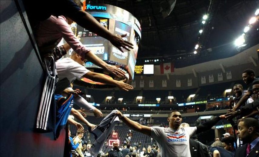 Thunder y Cavaliers lucen como líderes; Westbrook y James con marcas