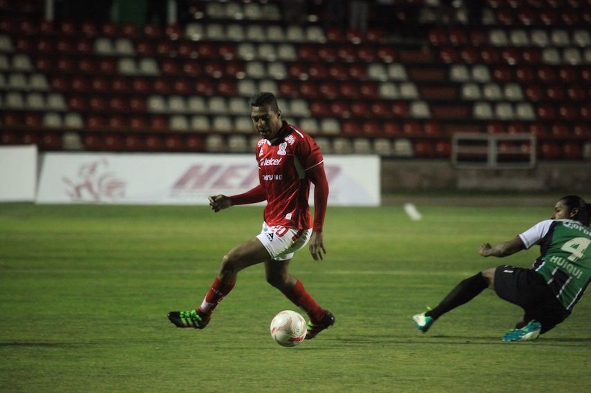Roberto Nurse guía a Mineros al triunfo en la ida de cuartos de final