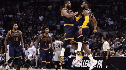 125-128. Irving con 57 puntos, su mejor marca, fue el verdugo de los Spurs