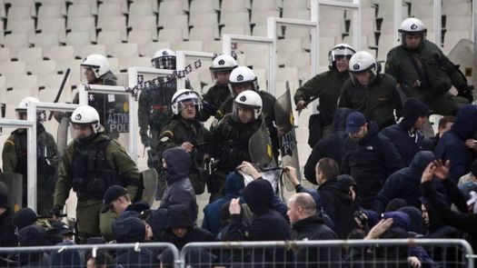 Al menos 15 heridos en los enfrentamientos durante el encuentro AEK-Ajax en Atenas