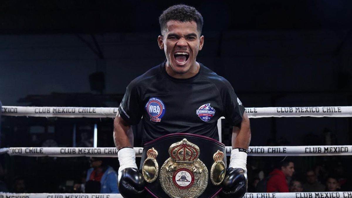 El boxeador panameño José Núñez muestra su euforia de emoción tras ganar el título Continental Américas AMB del peso superligero este viernes en Chile. Foto: Cortesía/@WBAFedelatin