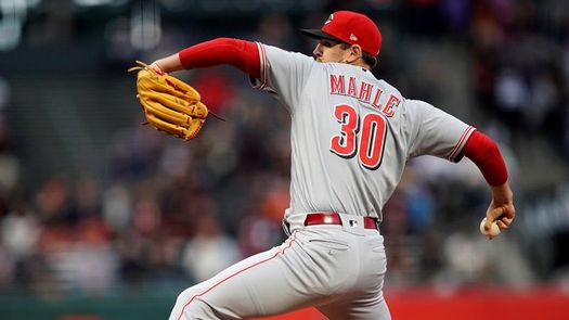 1-0. Los Rojos vencen a los Piratas y siguen en la lucha por el segundo Comodín de la Liga Nacional 1-0. Los Rojos vencen a los Piratas y siguen en la lucha por el segundo Comodín de la Liga Nacional