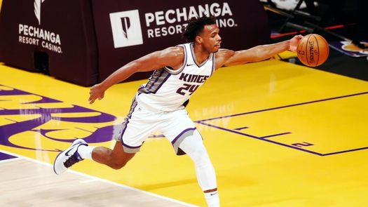 99-111. Kings sorprenden a Mavericks con barrida y Doncic acaba expulsado