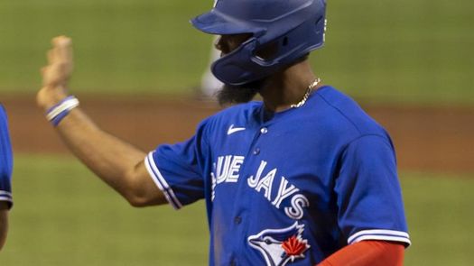 13-5. Kirk y Hernández jonronean contra los Bravos y guía la ofensiva de los Azulejos