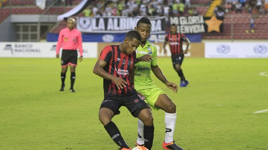 Tauro deja escapar el triunfo pero no se mueve del liderato