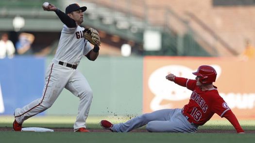 2-1. El colombiano Donovan Solano pega jonrón y da el triunfo a los Gigantes