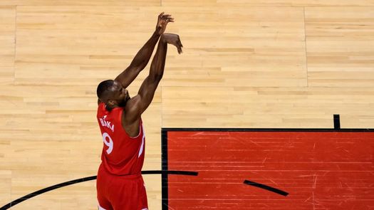 Ibaka, con otro doble-doble, el séptimo consecutivo, da el triunfo a los Raptors