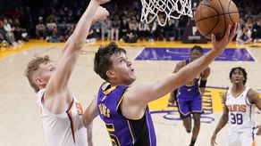 Lakers vencen a los Suns y mantienen opciones de Playoffs