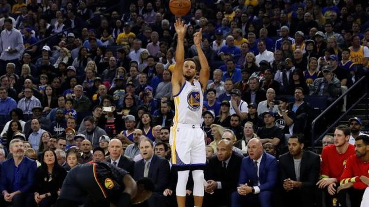 Warriors amplían marca de liga y Raptors mantienen la racha ganadora