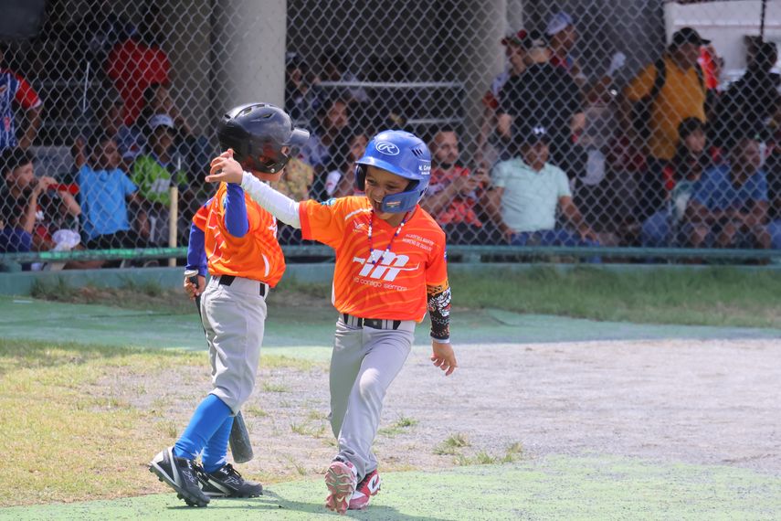 Jugadores de la Academia Martín Moreno de Guararé celebrando una carrera.&nbsp;