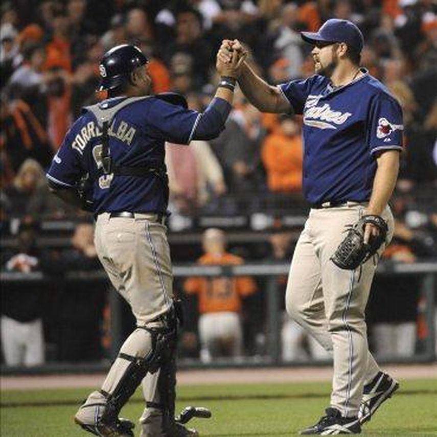 3-2. Cashner y los Padres siguen deteniendo a los Gigantes