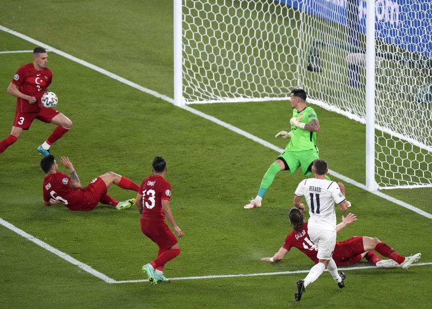 0-1. Demiral marca, en propia puerta, el primer gol de la Eurocopa