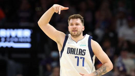 Luka Doncic finalizó con 35 puntos, 10 rebotes y 4 asistencias en tan sólo 30 minutos jugados en la aplastante victoria de los Mavericks ante los Suns en el Juego 7 de la serie.