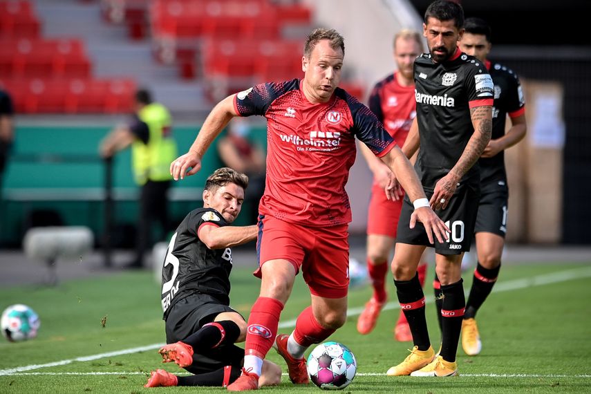 Lucas Alario y Carlos Aránguiz guían al Leverkusen a la goleada