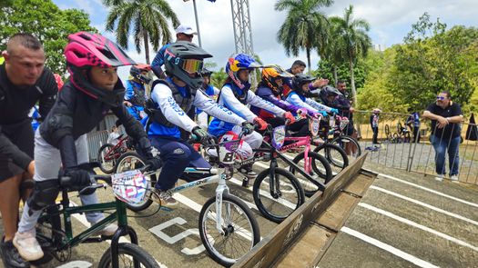 Más de 80 riders protagonizaron una jornada vibrante en la Gran Final de la Copa Verano BMX Racing, reafirmando el auge del BMX en el país. Más de 80 riders protagonizaron una jornada vibrante en la Gran Final de la Copa Verano BMX Racing, reafirmando el auge del BMX en el país.