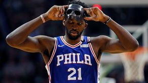 98-97. Embiid logra doble-doble y la canasta de la victoria