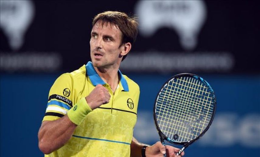 Tommy Robredo cae ante Viktor Troiciki, tercer favorito