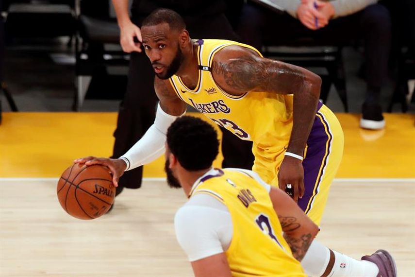 109-95: Davis y James someten a los Suns y los Lakers toman ventaja