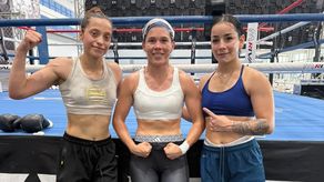 Las argentinas Sofía Robles (izquierda) y Tatiana Daglio (derecha) han estado ayudando a la panameña Nataly Delgado en sus guanteos. Foto: Cortesía/Team Delgado