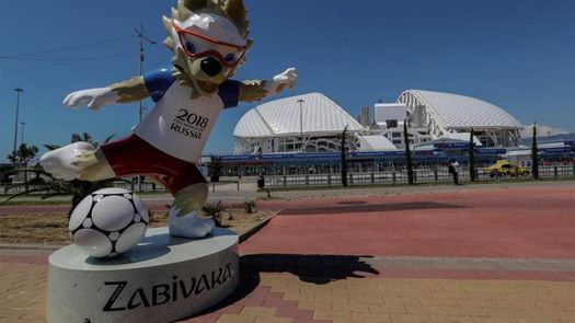 Roban en Rusia una estatua de la mascota del Mundial de casi dos metros Roban en Rusia una estatua de la mascota del Mundial de casi dos metros