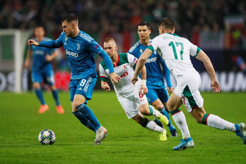 1-2. Douglas Costa clasifica al Juventus bajo el diluvio