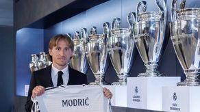 Luka Modric junto a su camisa de renovación.&nbsp;