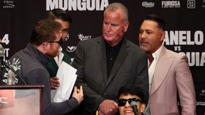 Álvarez y de la Hoya encarándose durante la conferencia de prensa de Canelo vs. Munguía.