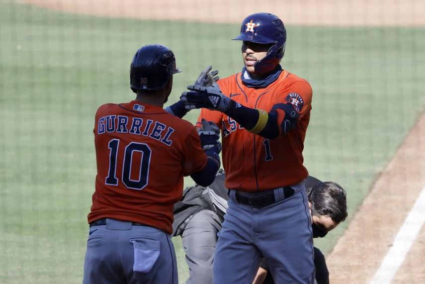 El cubano Yuli Gurriel anota la carrera del triunfo de los Astros por 4-3