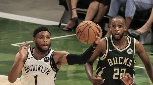 86-83. Middleton salva a Bucks, que logran primer triunfo en la serie