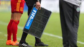 El IFAB aprueba de forma permanente la opción de cinco sustituciones