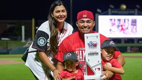 El panameño Luis Caballero pudo celebrar la conquista de los Travelers junto a su esposa y sus dos hijos quienes estaban en Arkansas. Foto: Cortesía/Luis Caballero