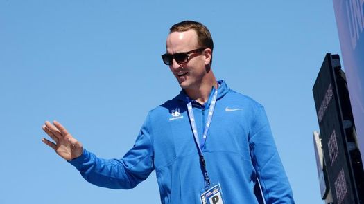 Manning lidera la ceremonia de inducción al Salón de la Fama Manning lidera la ceremonia de inducción al Salón de la Fama
