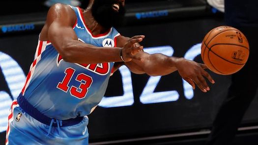 Harden sufre lesión en tendón de la corva derecha y solo juega 43 segundos