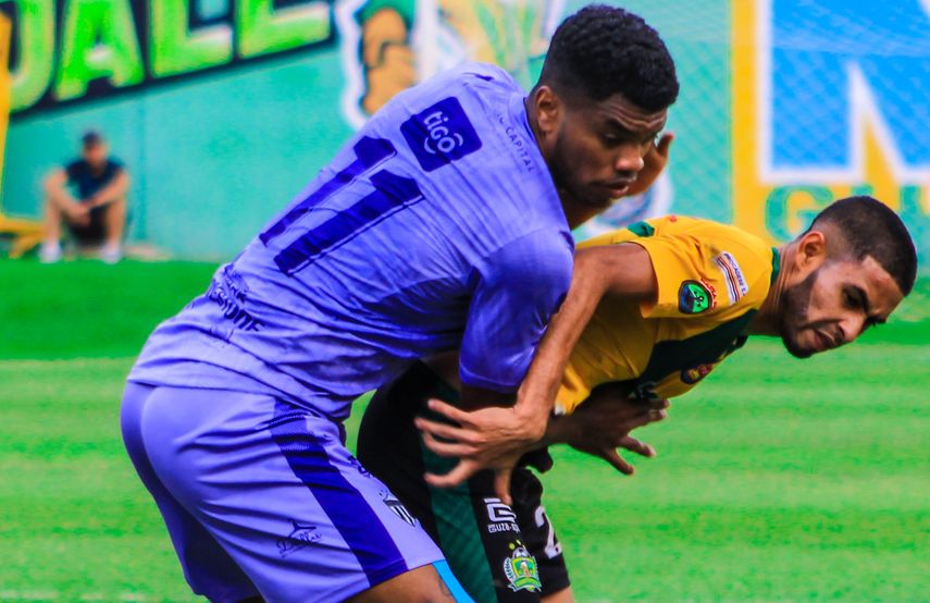 Williams con el Antigua GFC.&nbsp;