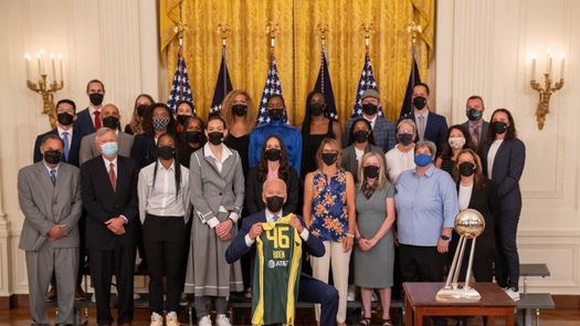 El presidente Biden recibe a las Seattle Storm como campeonas de la WNBA