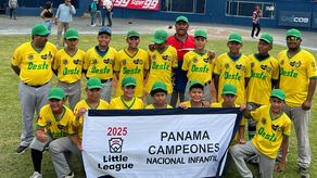 El equipo de Panamá Oeste dirigido por Elpidio Pinto posa con el banderín de campeones nacionales que le da el boleto a la Serie Mundial de Williamsport. Foto: Cortesía/Elías Tuñón